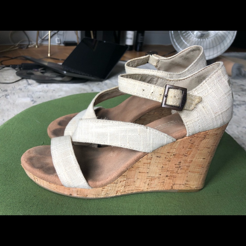 Tom's wedge sandal